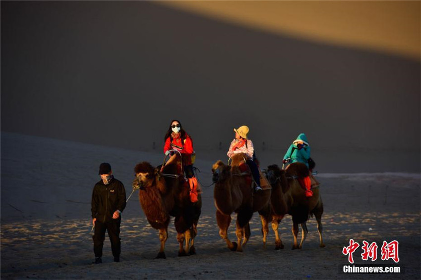 309.000 Touristen besuchen Sandwüste Dunhuang während des Nationalfeiertag-Urlaubs