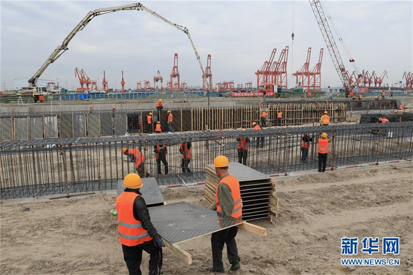 Erster vollautomatisierter Containerhafen in Hebei im Bau