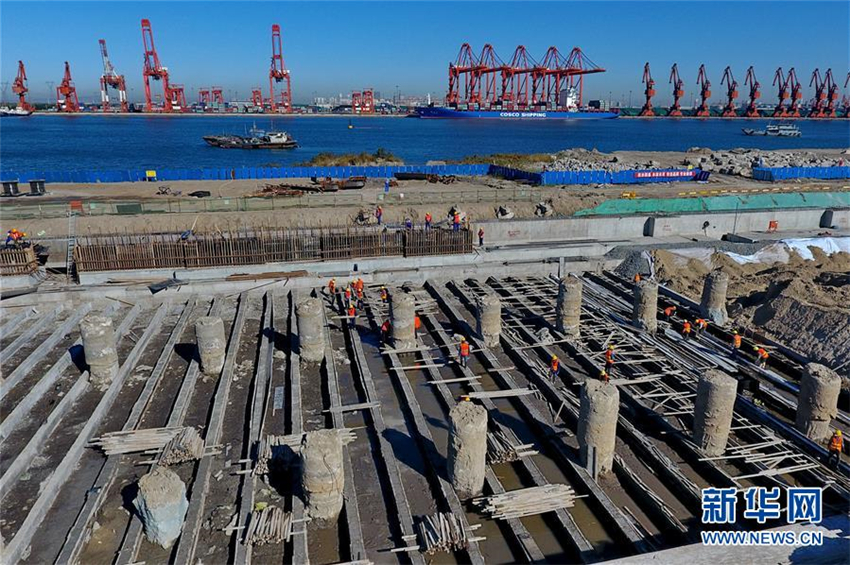 Erster vollautomatisierter Containerhafen in Hebei im Bau