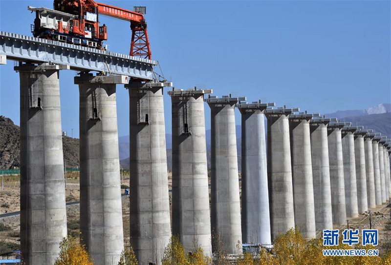 Die Sichuan-Tibet-Eisenbahn steigt vom Sichuan-Becken bis zum "Dach der Welt"