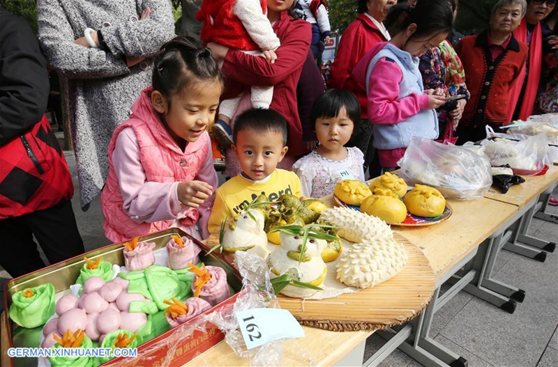 Wettbewerb der Herstellung von gedämpften Brötchen in Shandong abgehalten