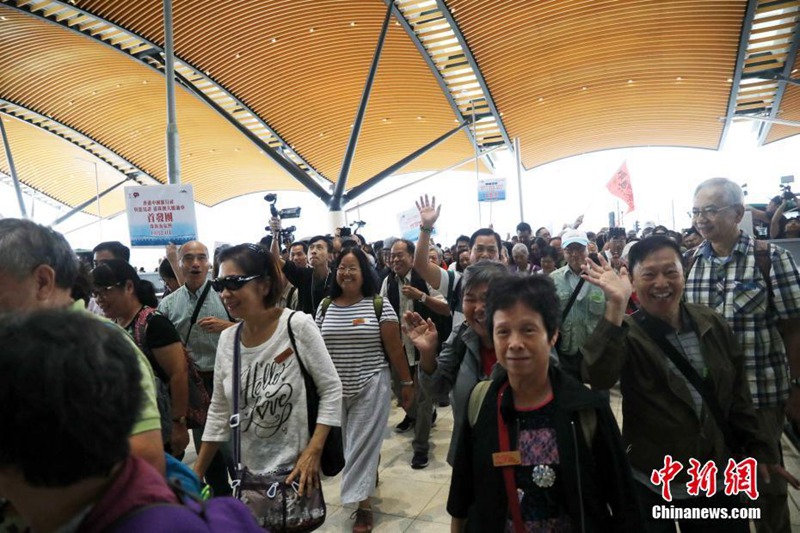 Erste Busse überqueren die Hongkong-Zhuhai-Macao-Brücke