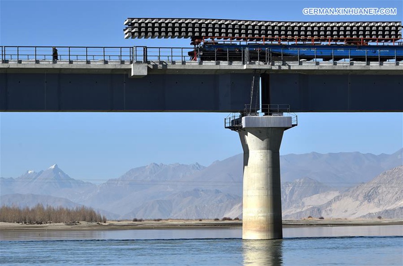Brücke Yarlung-Zangbo-Fluss beginnt mit dem Gleisbau