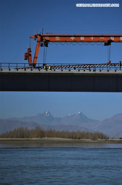 Brücke Yarlung-Zangbo-Fluss beginnt mit dem Gleisbau