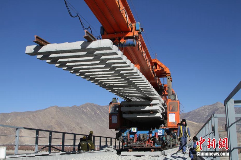 Schienenverlegung auf der Lhasa-Nyingchi-Eisenbahn beginnt