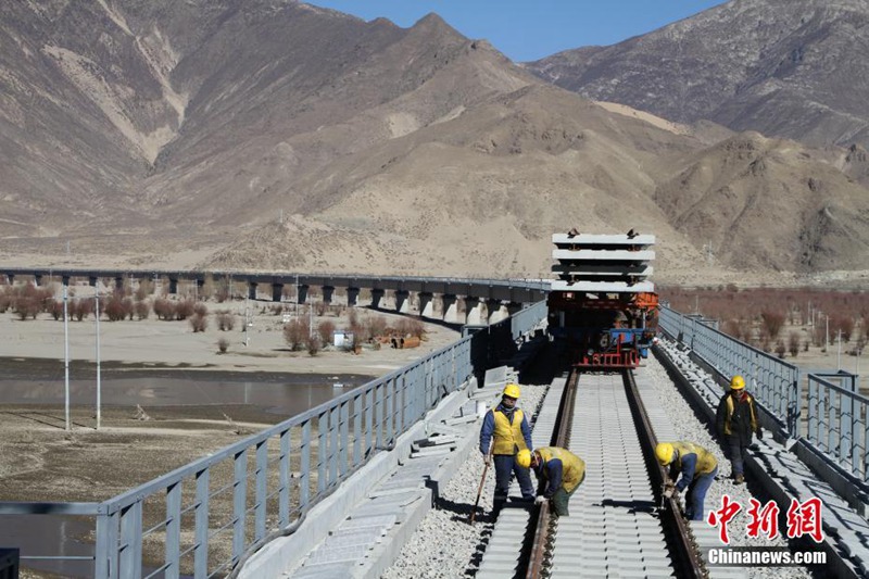 Schienenverlegung auf der Lhasa-Nyingchi-Eisenbahn beginnt