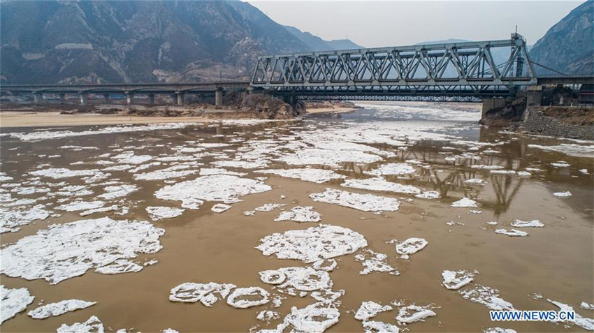 Gelber Fluss: Eisbrocken treiben flussabwärts