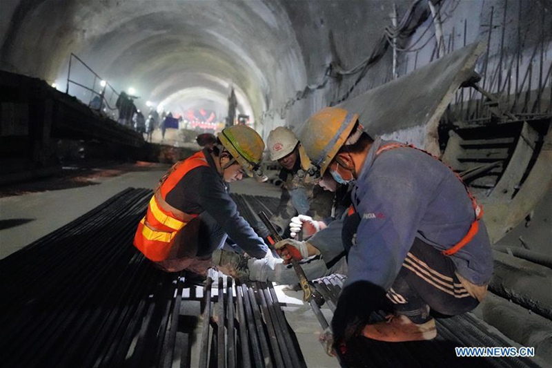 Eisenbahnprojekt: Tunneldurchbruch bei Badaling