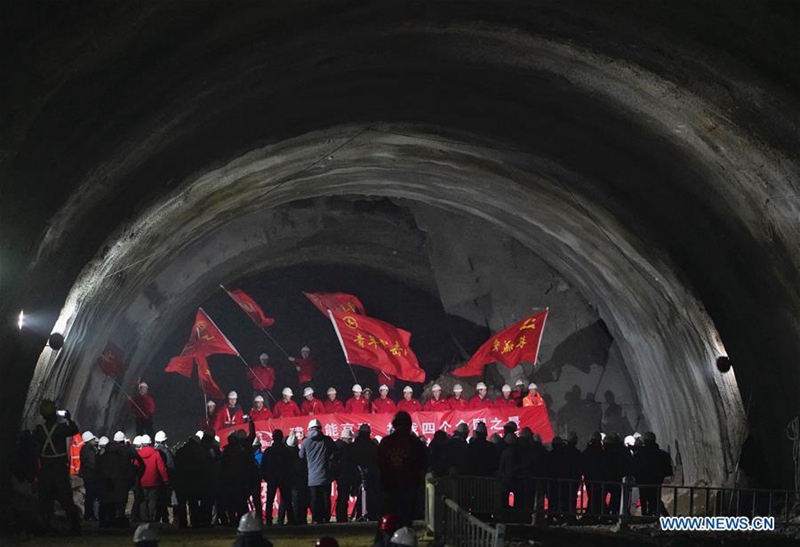 Eisenbahnprojekt: Tunneldurchbruch bei Badaling