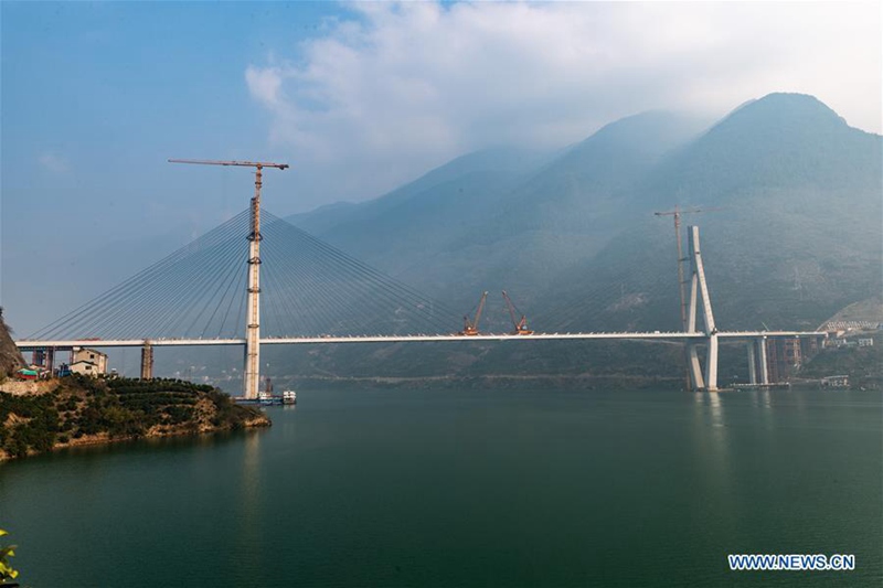 Hauptteil der 470 Meter langen Brücke in Hubei steht