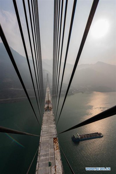 Hauptteil der 470 Meter langen Brücke in Hubei steht