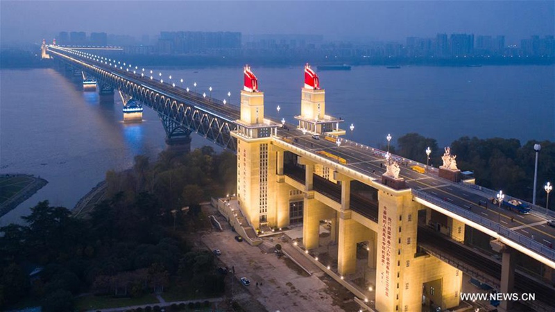 Nachtblick auf die Nanjing-Jangtse-Brücke