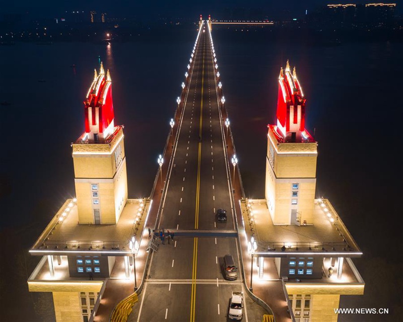 Nachtblick auf die Nanjing-Jangtse-Brücke