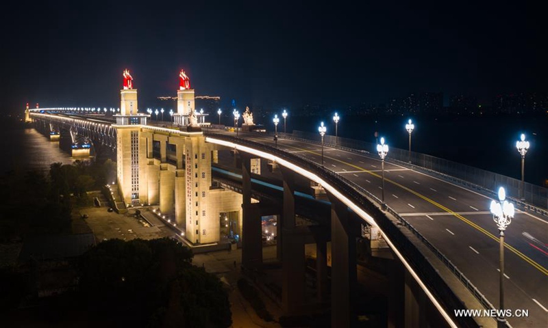 Nachtblick auf die Nanjing-Jangtse-Brücke