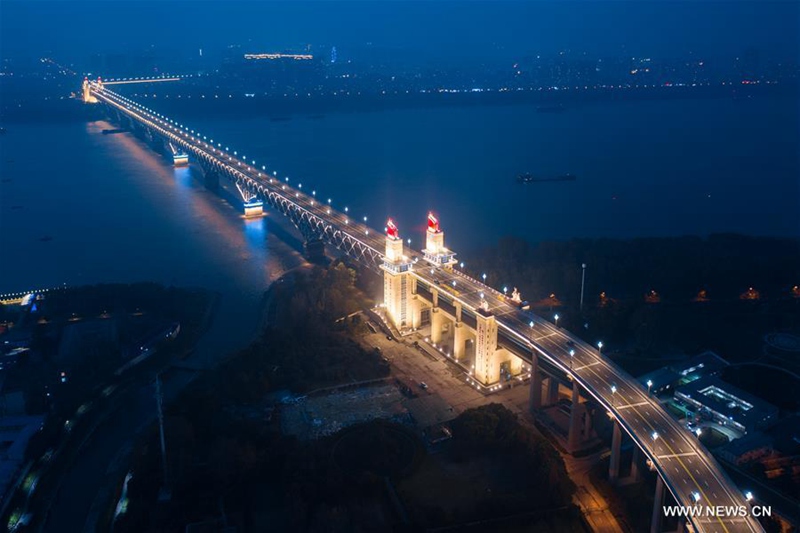 Nachtblick auf die Nanjing-Jangtse-Brücke