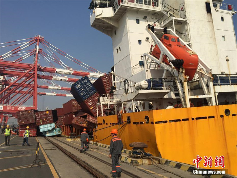 Frachtschiffe kollidieren in Guangzhou