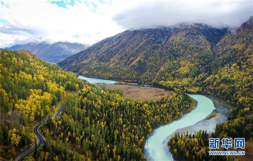 Fröhliche Reise in schönem Xinjiang