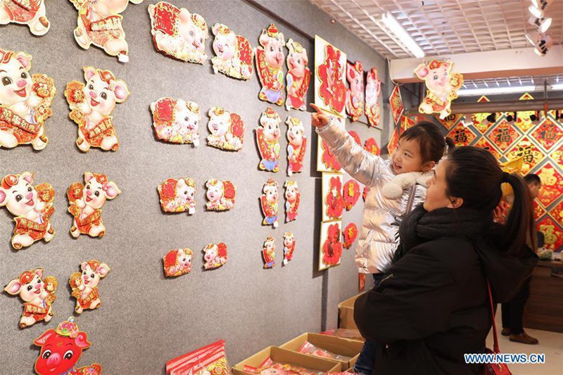 Reges Treiben beim Kauf von Neujahrsfestdekorationen auf Markt in Provinz Hebei 