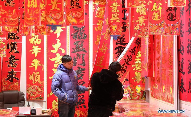 Reges Treiben beim Kauf von Neujahrsfestdekorationen auf Markt in Provinz Hebei 