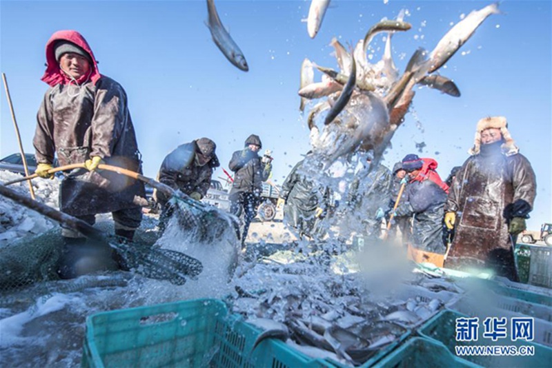 Winterfischen in der Inneren Mongolei
