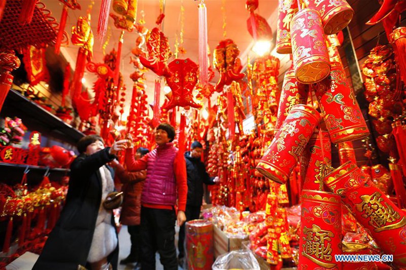 Chinesen kaufen Dekoration zur Feier des chinesischen Neujahrs