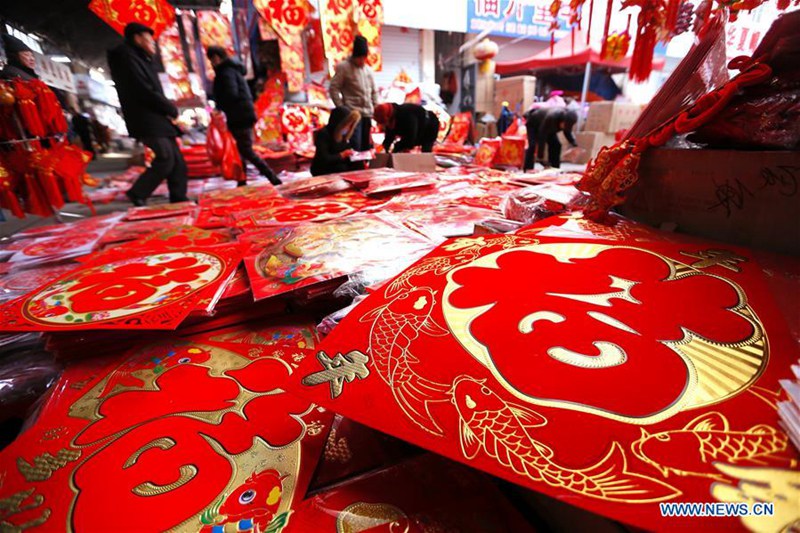 Chinesen kaufen Dekoration zur Feier des chinesischen Neujahrs