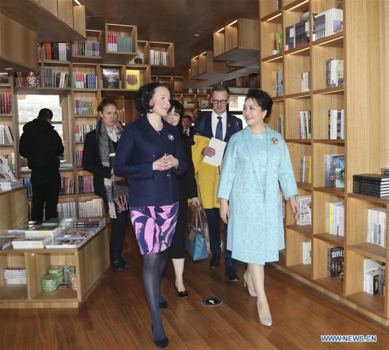 Peng Liyuan besucht Vorstellung mit der finnischen First Lady