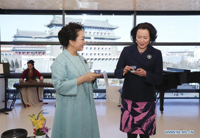 Peng Liyuan besucht Vorstellung mit der finnischen First Lady