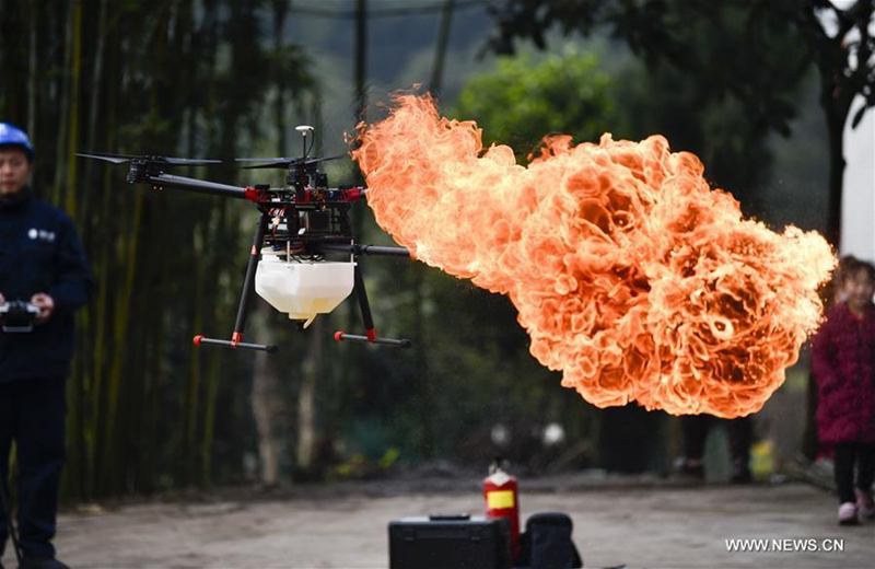 Feuerspeiende Drohne befreit Stromleitungen in Chongqing