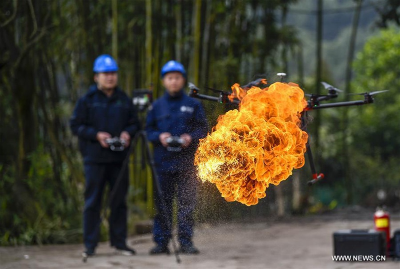 Feuerspeiende Drohne befreit Stromleitungen in Chongqing