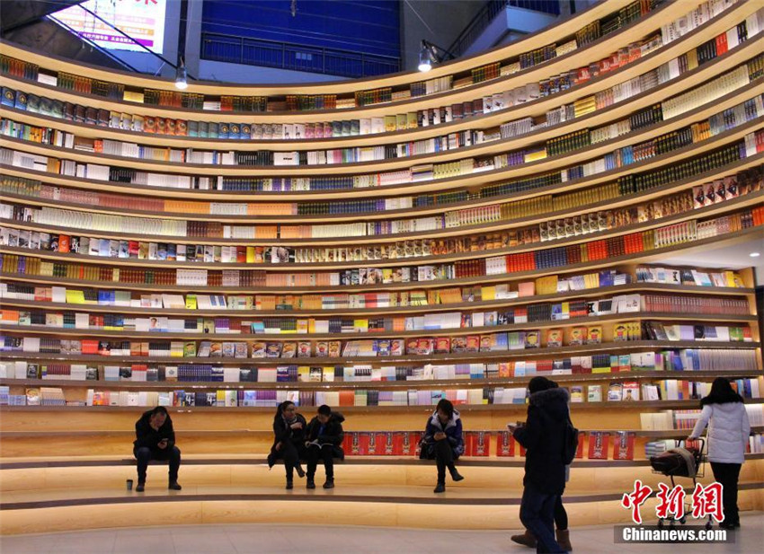 Einzigartige 360-Grad-Bücherwand in Hohhot