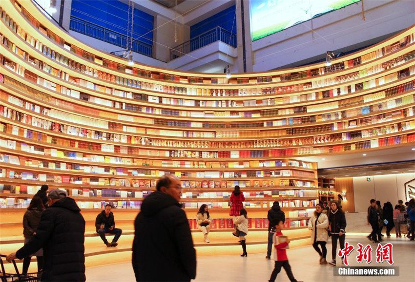 Einzigartige 360-Grad-Bücherwand in Hohhot