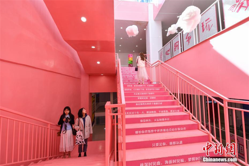 Pinkfarbene U-Bahnstation in Kunming