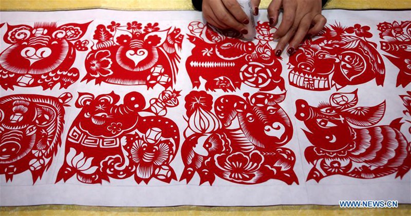 Volkskünstlerin macht Papierkunstwerk für Frühlingsfest