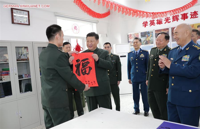 Xi übermittelt Soldaten festliche Grüße