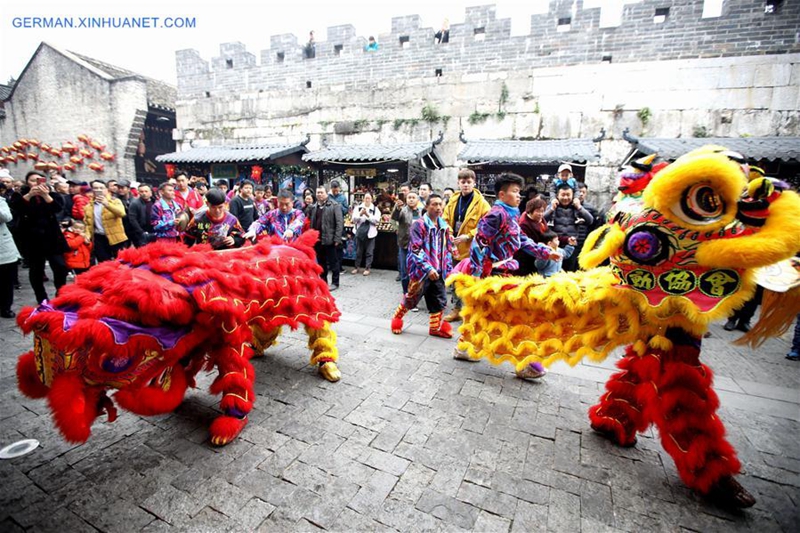 Drachentanz, Löwentanz am ersten Tag des chinesischen neuen Jahres
