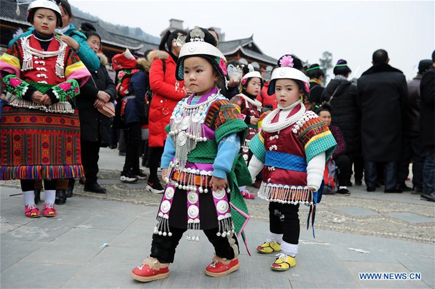 Frauen der Miao-Nationalität tanzen für eine gute Ernte