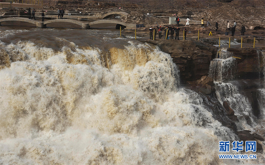 Prächtige Frühjahrsflut des Hukou-Wasserfalls
