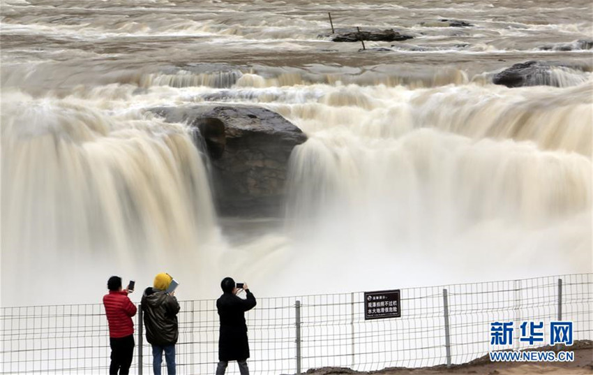 Prächtige Frühjahrsflut des Hukou-Wasserfalls