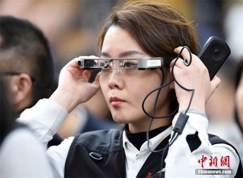 Journalistin berichtet mit Hilfe einer VR-Brille von den „Zwei Tagungen“