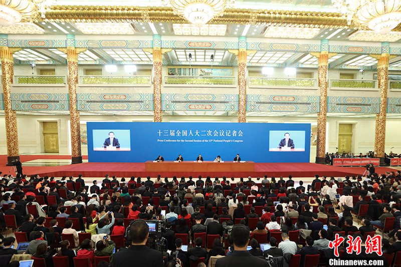 Ministerpräsident Li Keqiang stellt sich der Presse