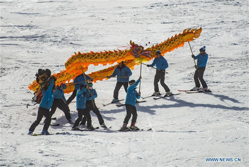 Slowenische Skifahrer segnen die Olympischen Winterspiele 2022 mit Drachentanz