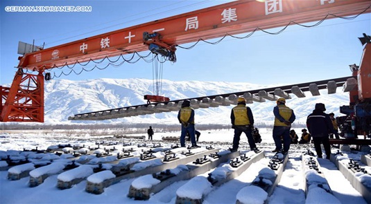 Baustelle im Abschnitt Lhasa-Nyingchi der Sichuan-Tibet-Eisenbahn