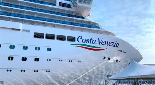 Kreuzfahrtschiff „Costa Venezia“ auf dem Weg nach China