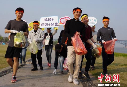 Plogging-Aktion zum Schutz des Jangtse-Flusses