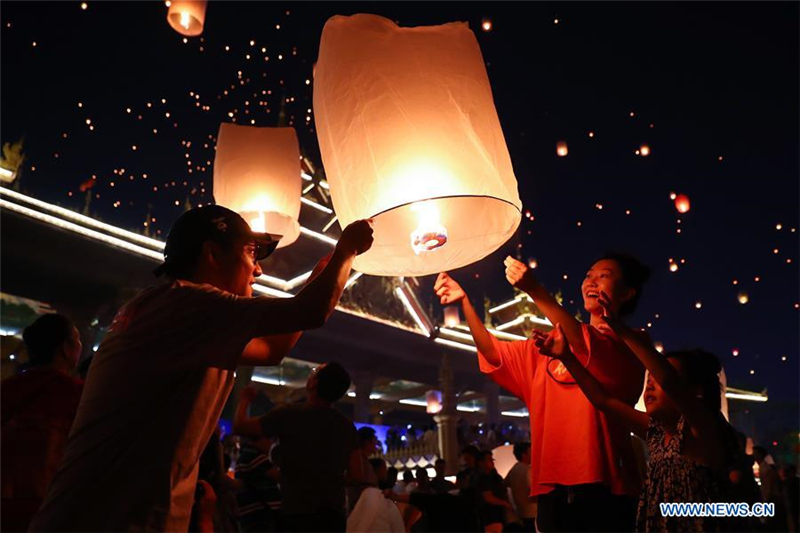 Menschen der Dai-Nationalität feiern das neue Jahr mit Kongming-Laternen