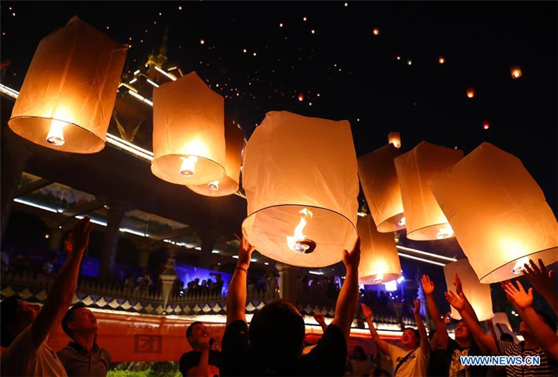 Menschen der Dai-Nationalität feiern das neue Jahr mit Kongming-Laternen