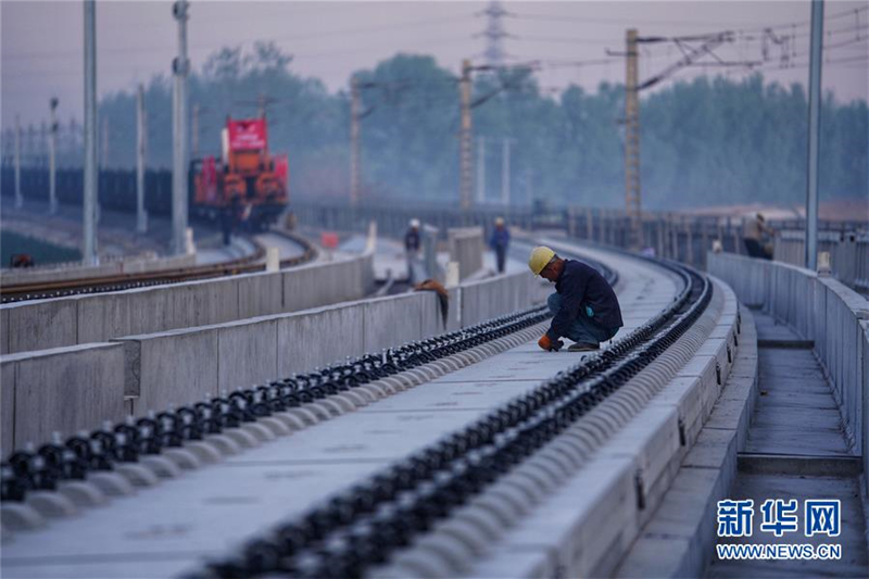Beijing-Xiongan-Intercity-Eisenbahn beginnt mit der Verlegung von Gleisen