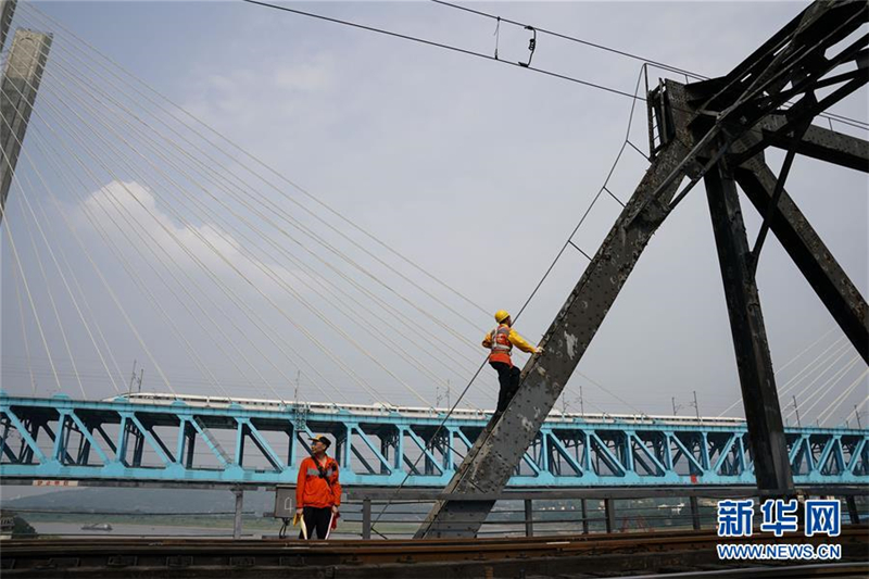 Chongqings erste Brücke über Jangtse-Fluss geht in Ruhestand