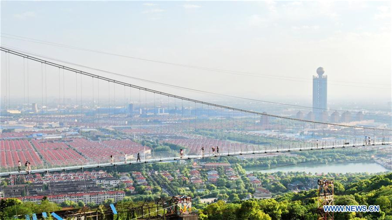 In Bildern: Glasbrücke im Huaxi World Adventure Park im ostchinesischen Jiangsu